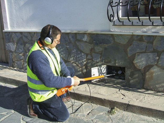 Un operario revisa una instalación para la detección de fugas de agua en Almería.