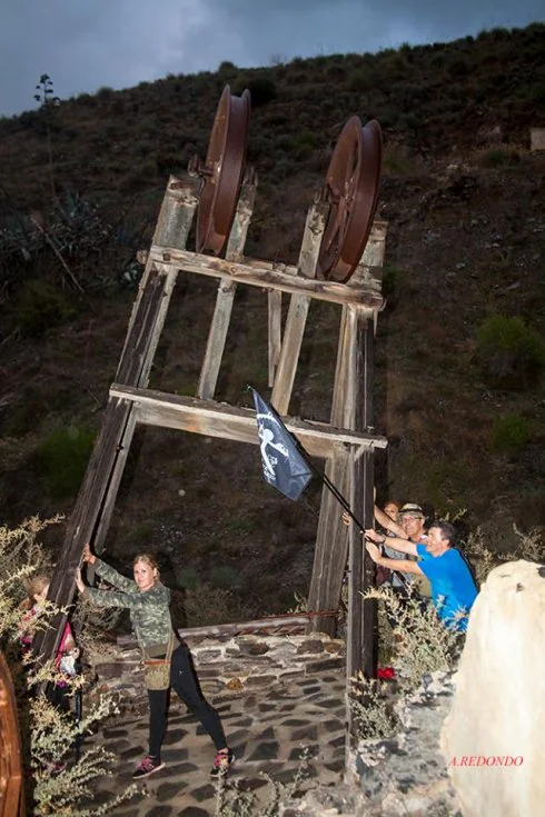 Miembros del C. D. Sierra Almagrera 'aguantan' la torre y ponen bandera negra en el BIC.