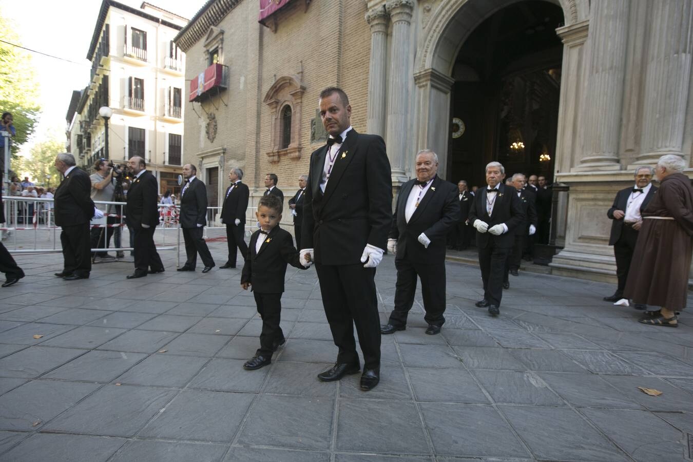 Los granadinos devotos se echan a las calles para ver a la Virgen de las Angustias 