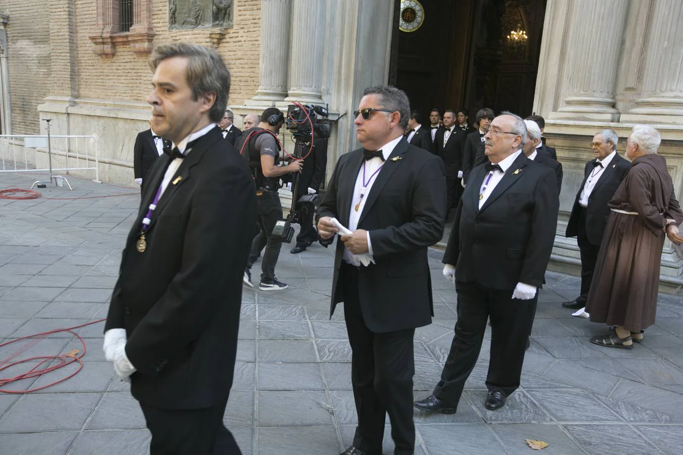 Los granadinos devotos se echan a las calles para ver a la Virgen de las Angustias 