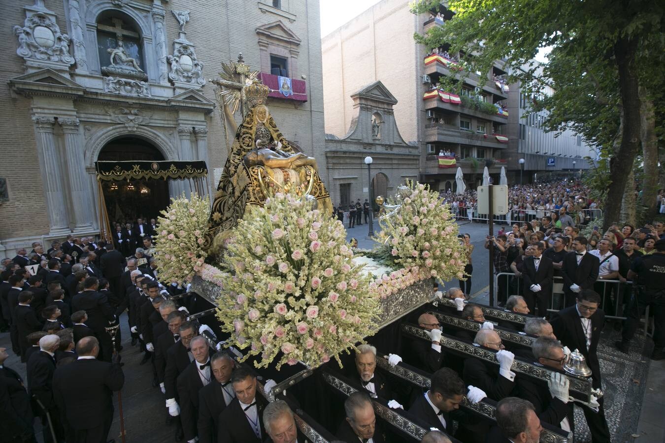 Los granadinos devotos se echan a las calles para ver a la Virgen de las Angustias 