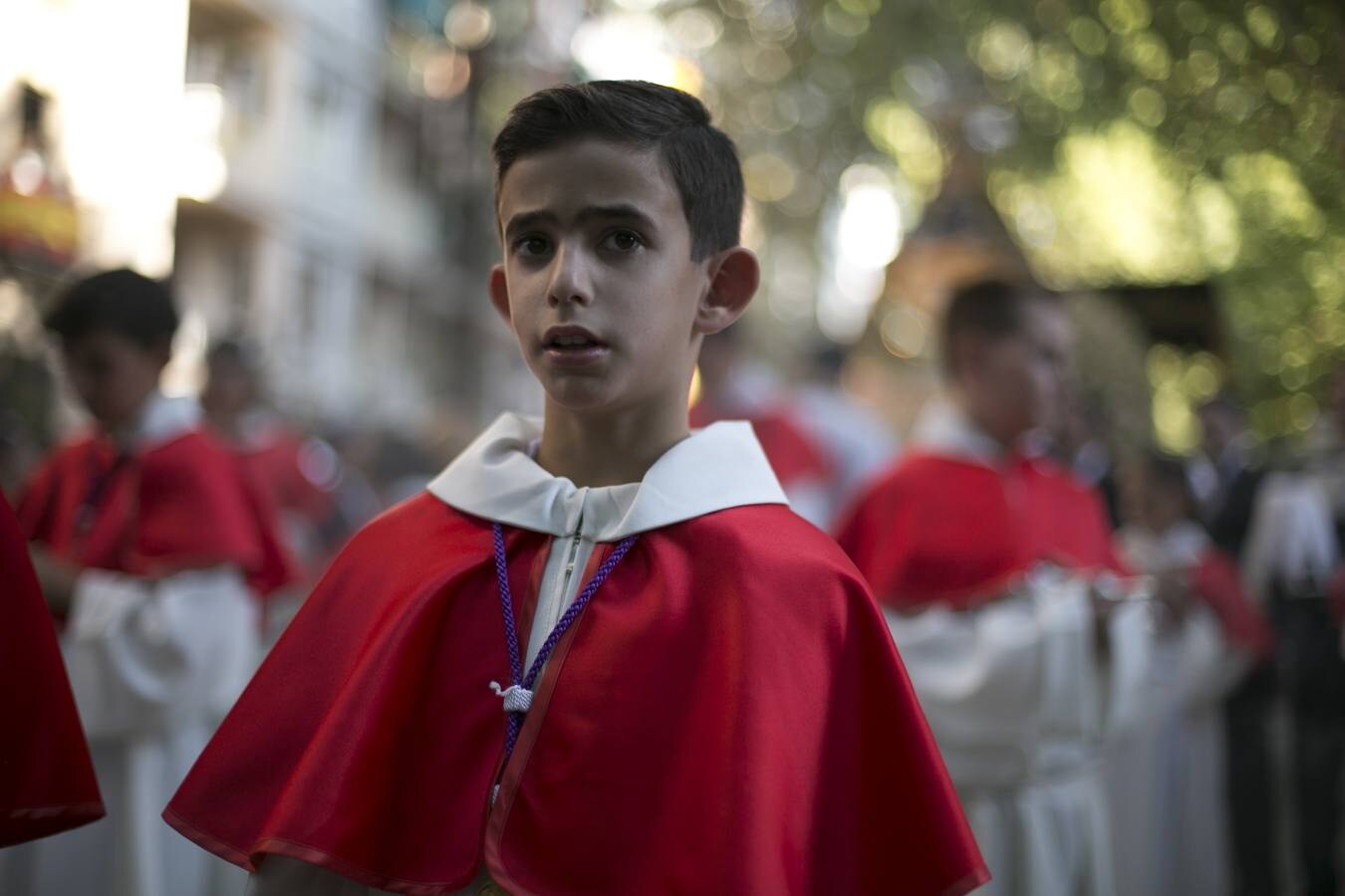 Los granadinos devotos se echan a las calles para ver a la Virgen de las Angustias 