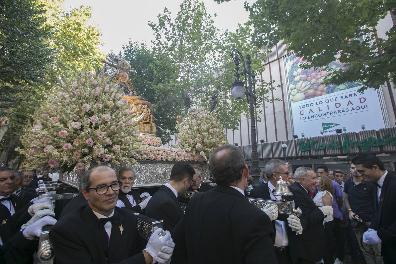 Los granadinos devotos se echan a las calles para ver a la Virgen de las Angustias