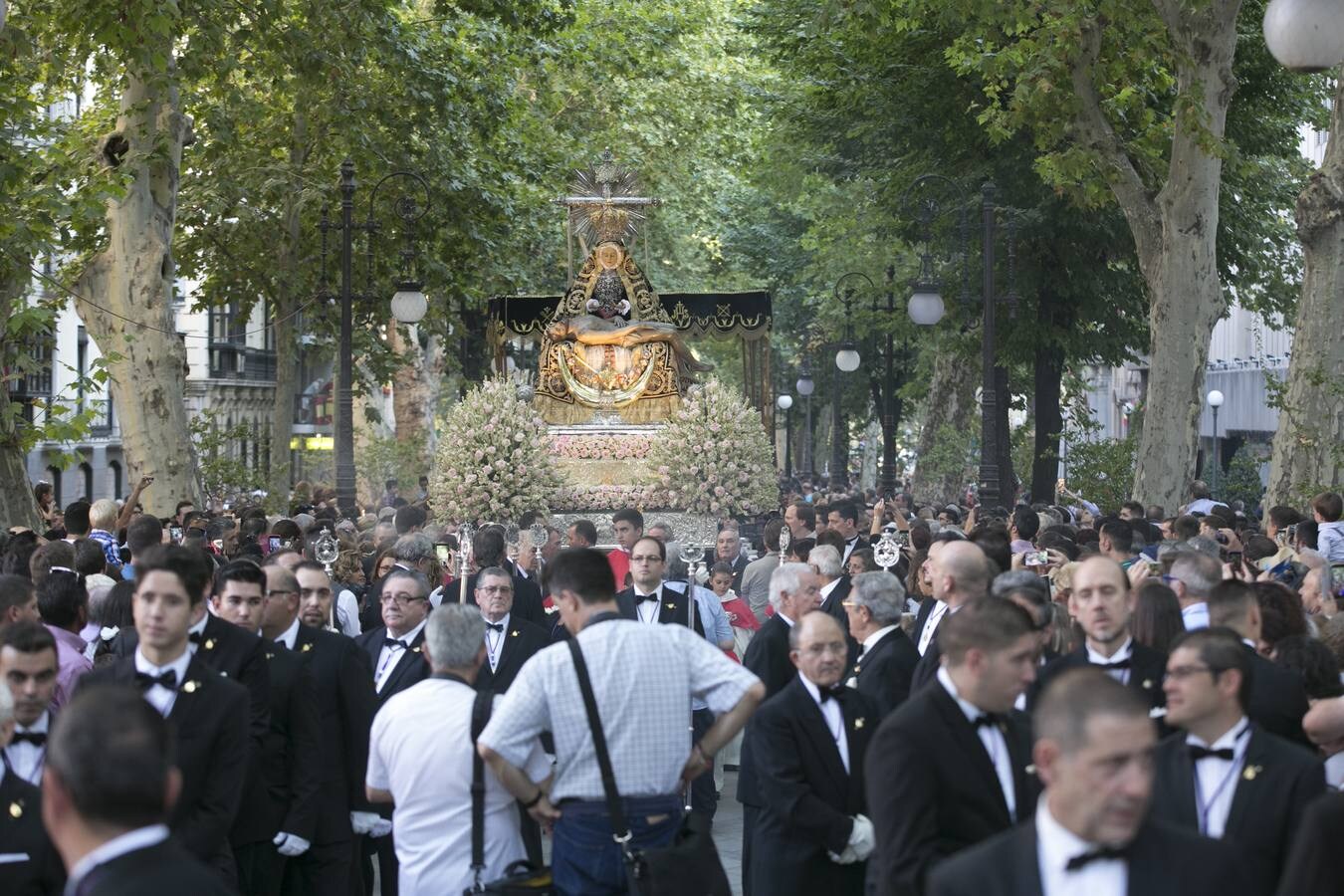 Los granadinos devotos se echan a las calles para ver a la Virgen de las Angustias 