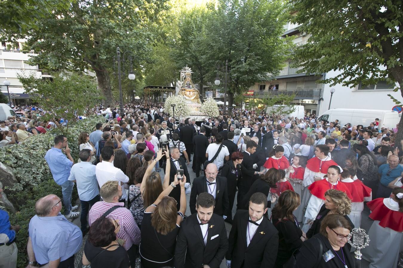 Los granadinos devotos se echan a las calles para ver a la Virgen de las Angustias 