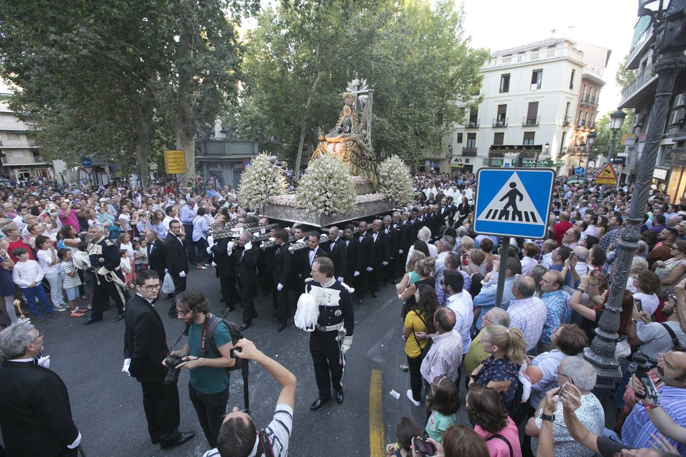 Los granadinos devotos se echan a las calles para ver a la Virgen de las Angustias 