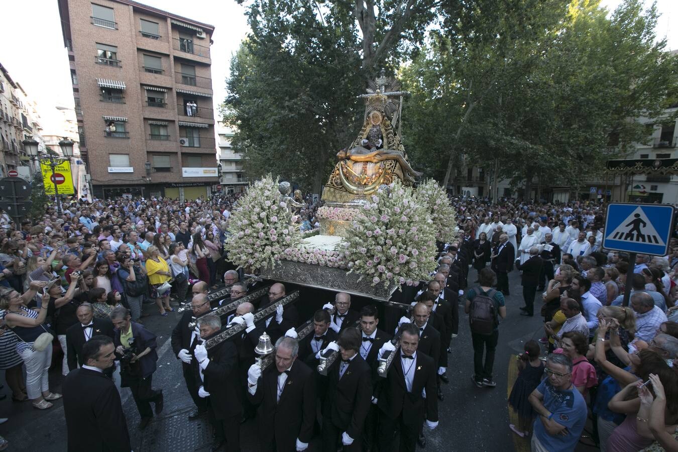 Los granadinos devotos se echan a las calles para ver a la Virgen de las Angustias 