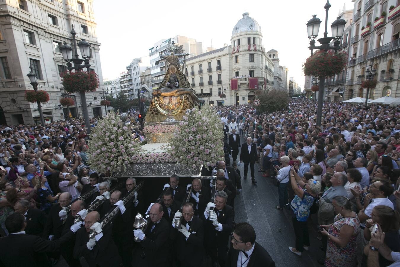 Los granadinos devotos se echan a las calles para ver a la Virgen de las Angustias 