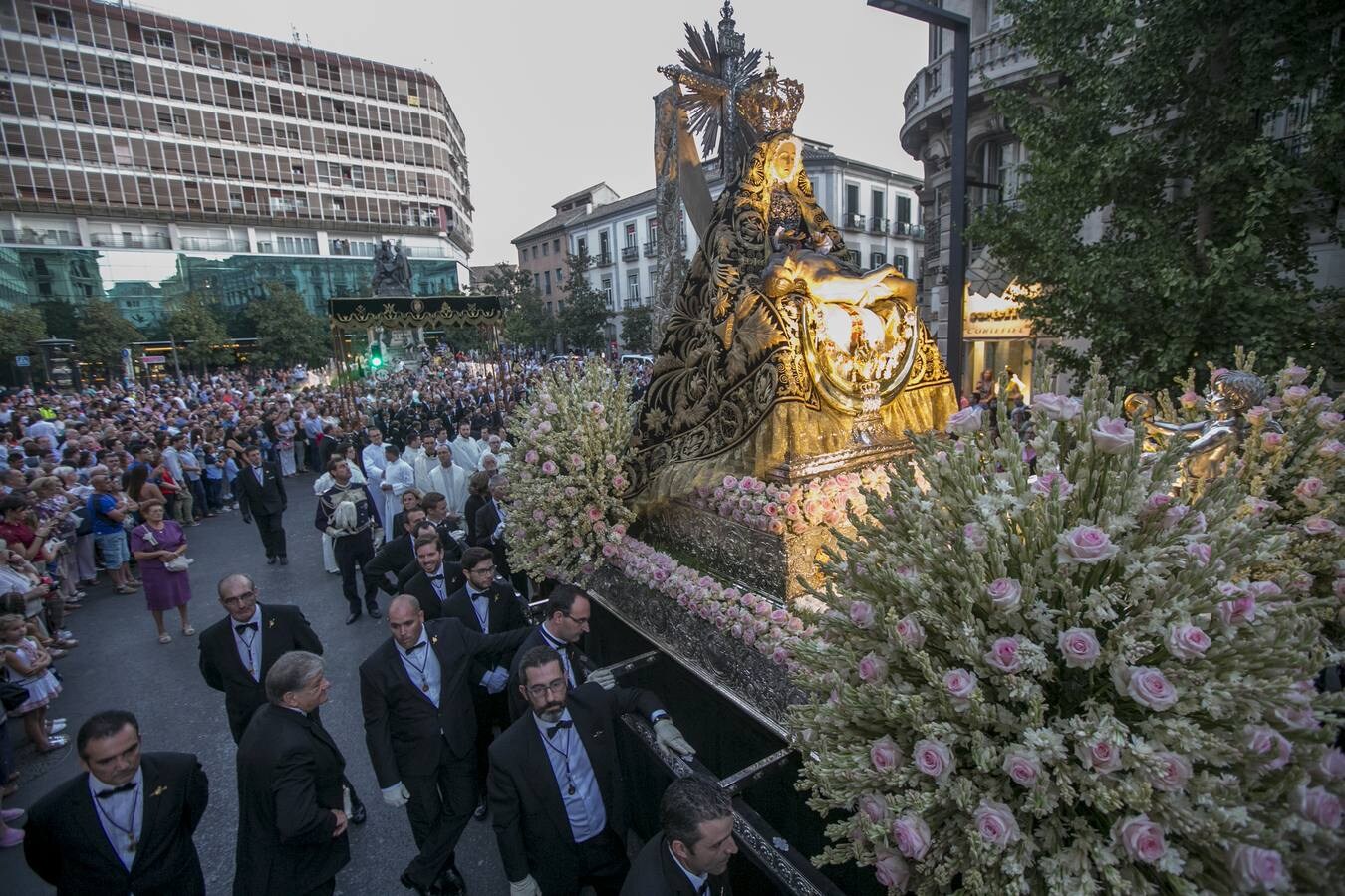 Los granadinos devotos se echan a las calles para ver a la Virgen de las Angustias 