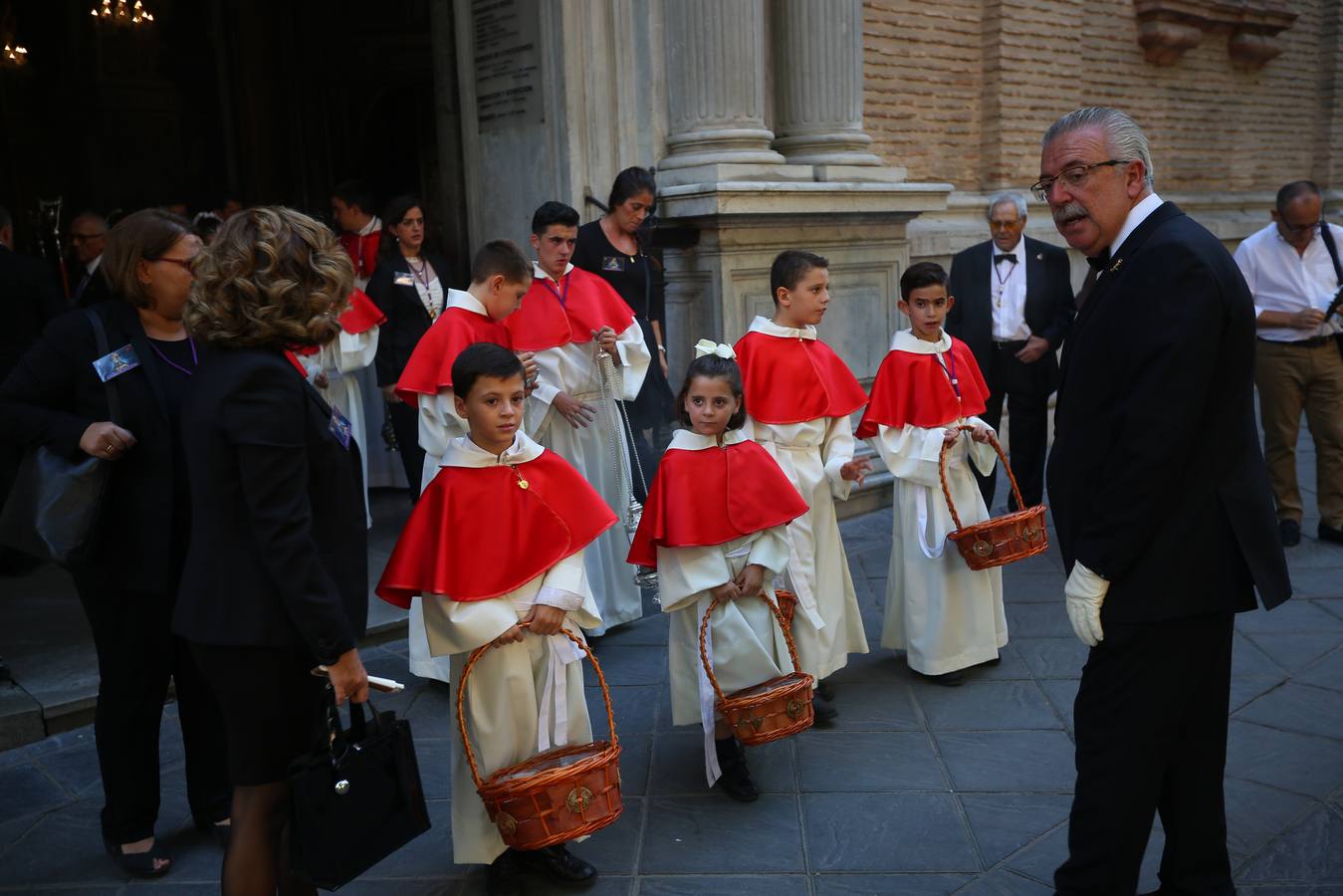 Como cada año la Virgen de las Angustias recorrió las principales vías de la capital acompañada por miles de devotos en una estampa que se repite cada último domingo de septiembre