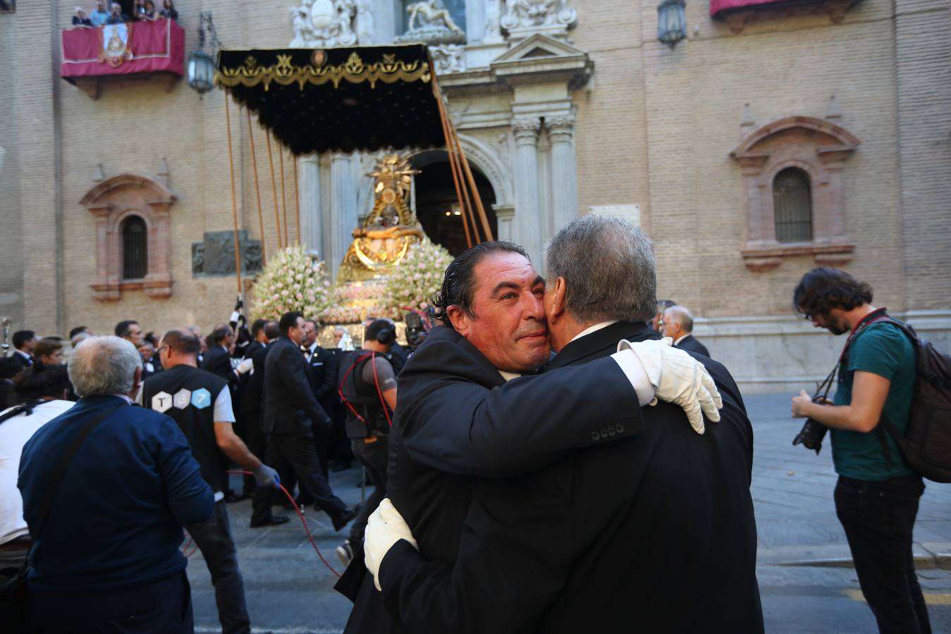 Como cada año la Virgen de las Angustias recorrió las principales vías de la capital acompañada por miles de devotos en una estampa que se repite cada último domingo de septiembre