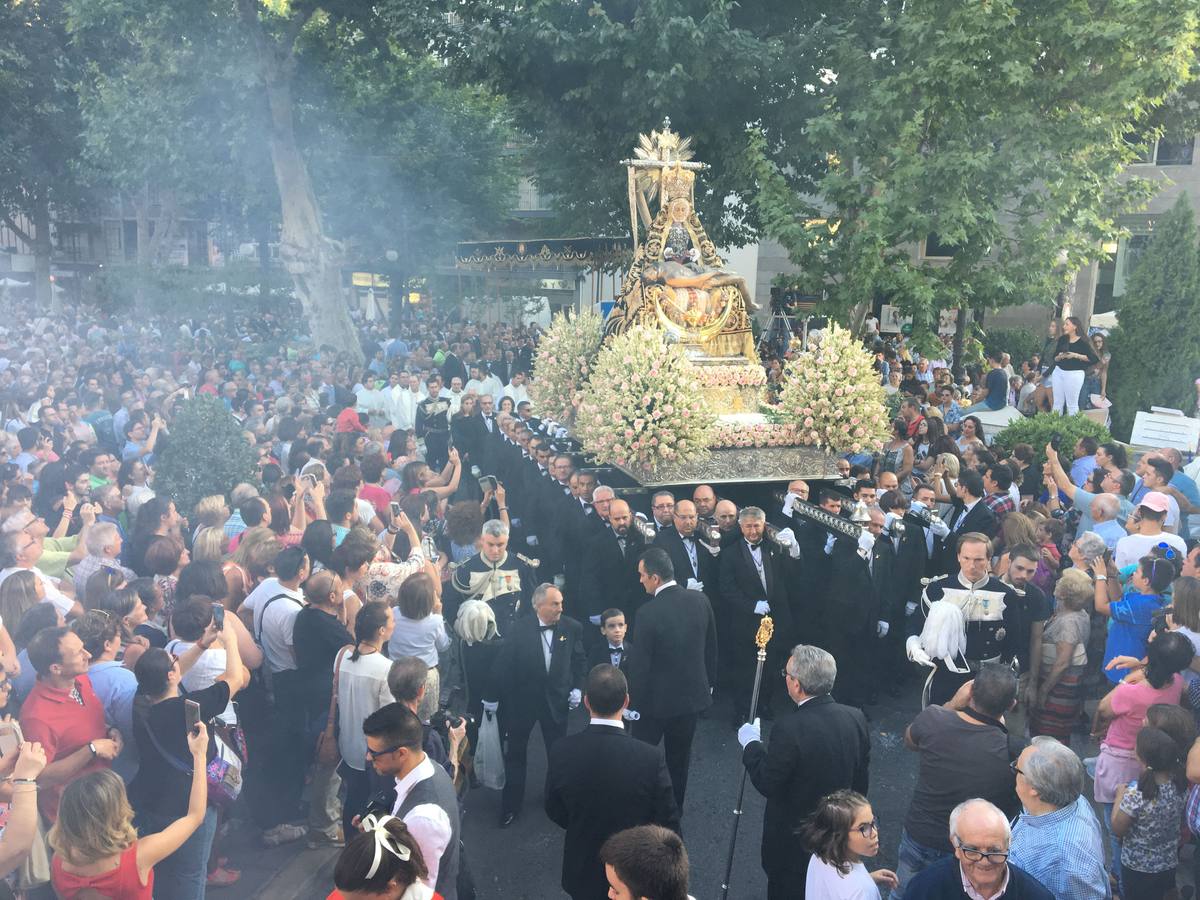 Como cada año la Virgen de las Angustias recorrió las principales vías de la capital acompañada por miles de devotos en una estampa que se repite cada último domingo de septiembre