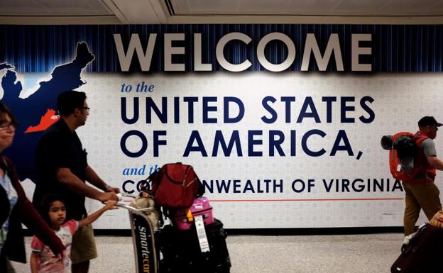 Una familia en el aeropuerto de Dulles, Virginia.