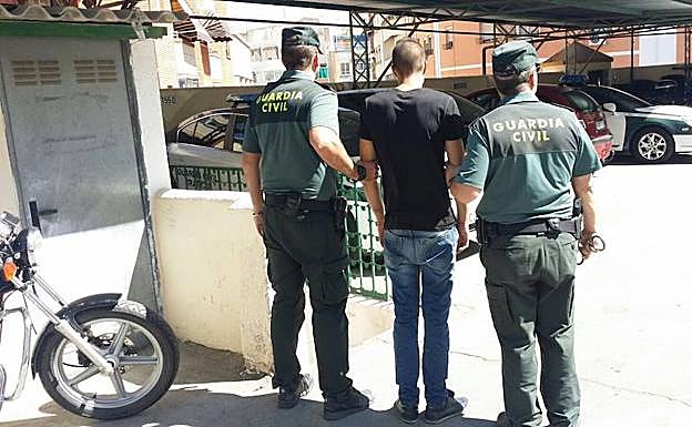 Dos detenidos por robar y agredir a un anciano en su casa de Torres