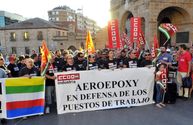 Empleados de Aeroepoxy y vecinos de Linares apoyaron a los primeros en sus reivindicaciones, ayer en la Plaza del Ayuntamiento. 