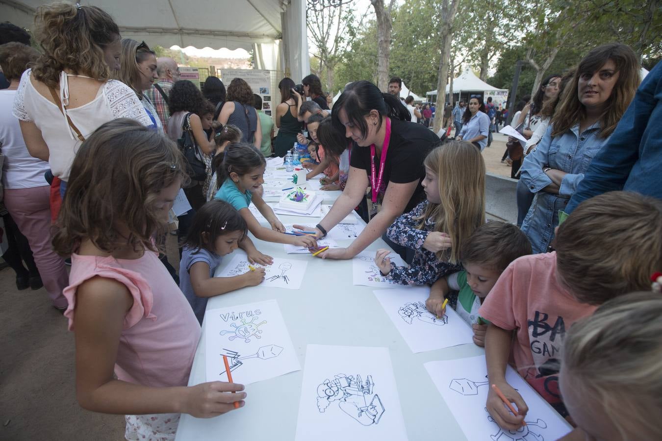 Miles de granadinos participaron este viernes en los actos con motivo de la Noche de los Investigadores
