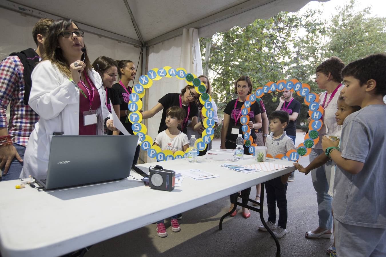 Miles de granadinos participaron este viernes en los actos con motivo de la Noche de los Investigadores