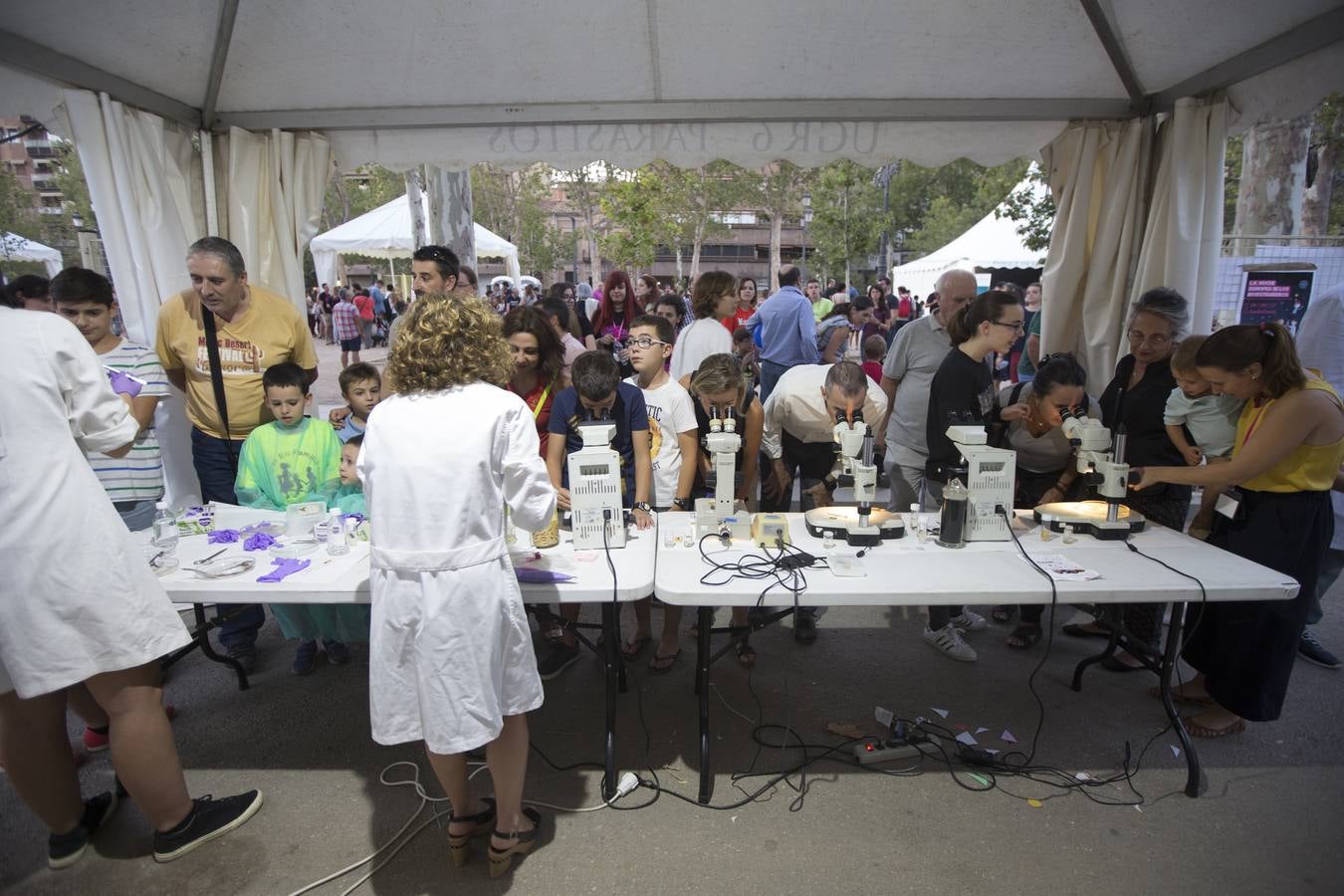 Miles de granadinos participaron este viernes en los actos con motivo de la Noche de los Investigadores