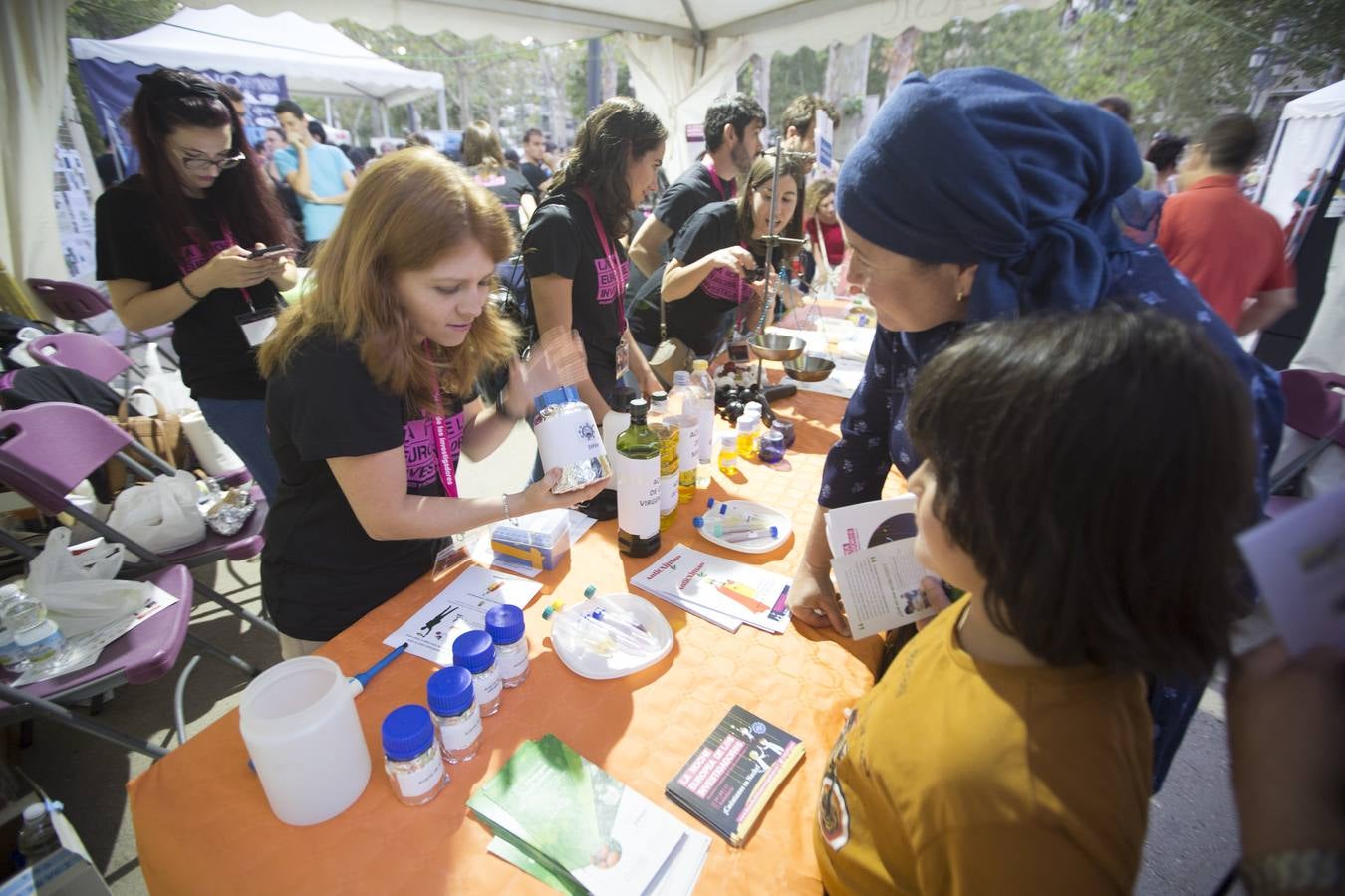 Miles de granadinos participaron este viernes en los actos con motivo de la Noche de los Investigadores