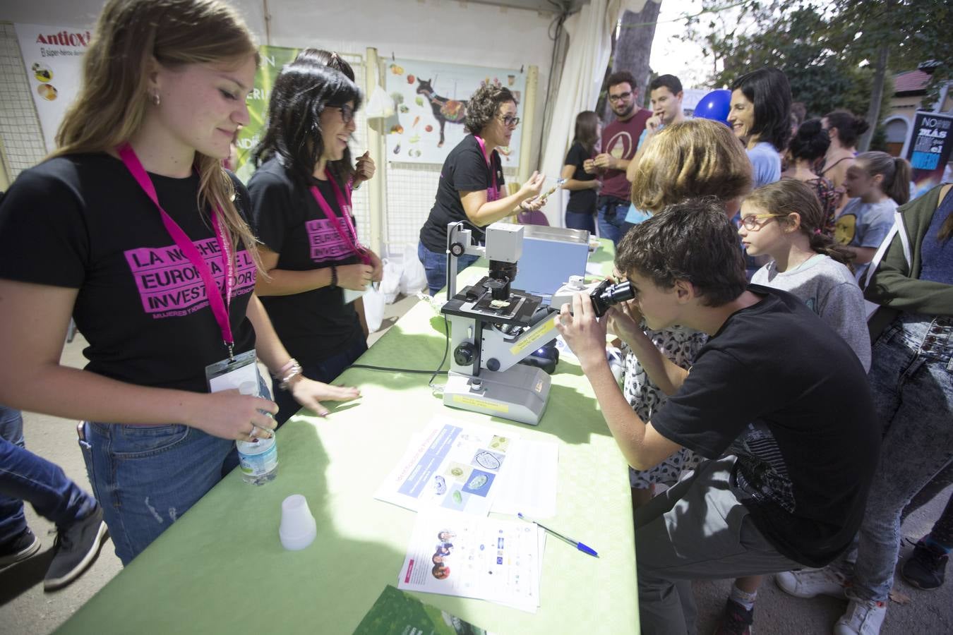 Miles de granadinos participaron este viernes en los actos con motivo de la Noche de los Investigadores