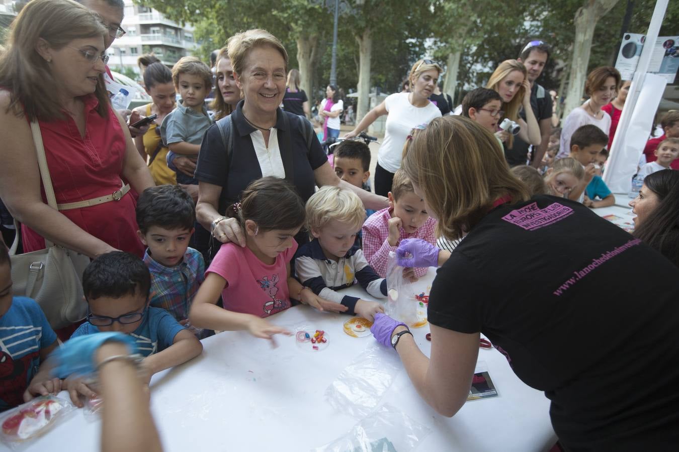 Miles de granadinos participaron este viernes en los actos con motivo de la Noche de los Investigadores