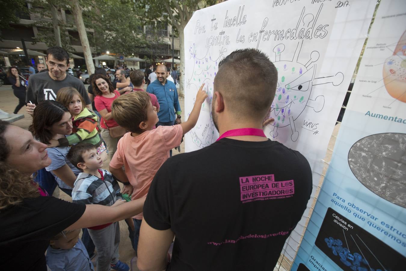 Miles de granadinos participaron este viernes en los actos con motivo de la Noche de los Investigadores