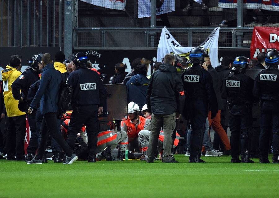 Una grada del Estadio de la Licorne se vino abajo tras el gol del francés Ballo-Touré, que desencadenó la caída de varios aficionados visitantes.