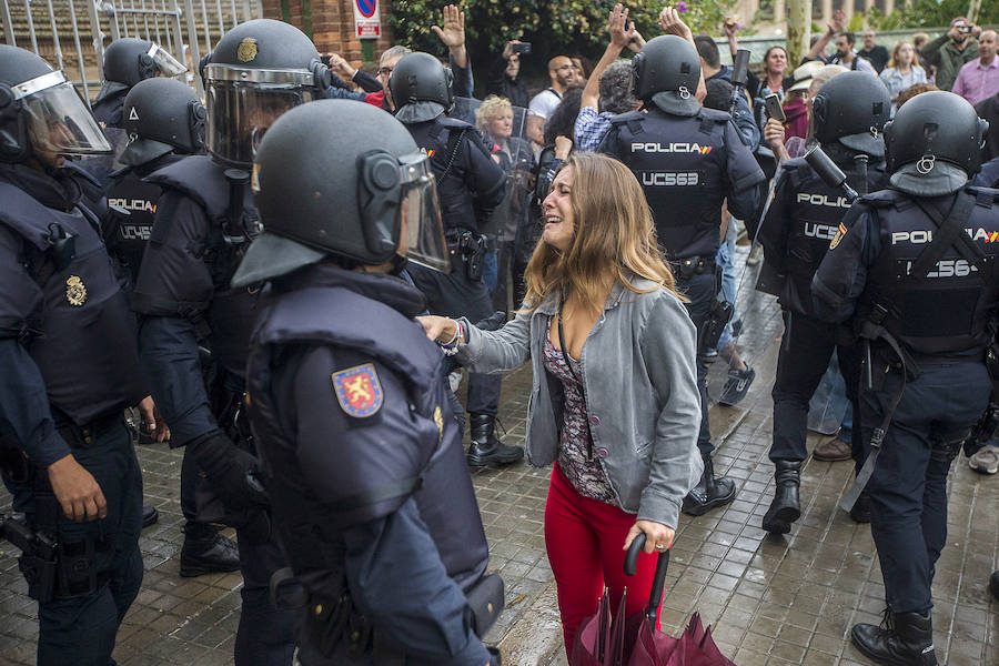 Una joven llora ante los agentes.