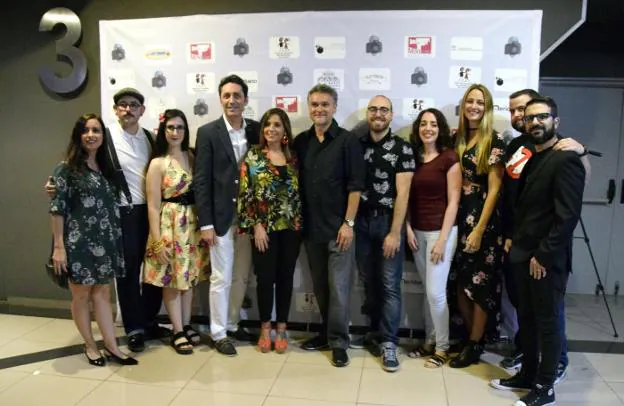 El director y el productor de la película posaron con los organizadores del Festival y miembros del jurado, antes de su proyección. 