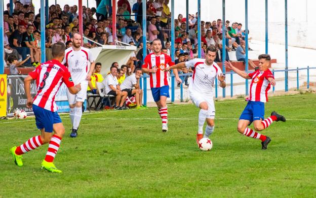 Montiel trata de zafarse de un jugador del Torredonjimeno en una jugada del partido de ayer.