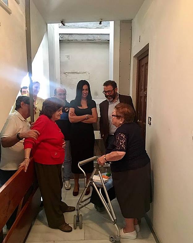 La Junta rehabilita seis viviendas en Valdepeñas de Jaén para mejorar su accesibilidad con un ascensor