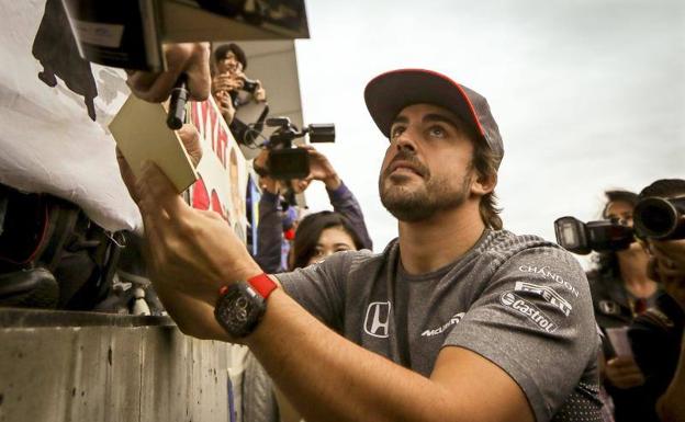 Fernando Alonso firma autógrafos en Suzuka. 