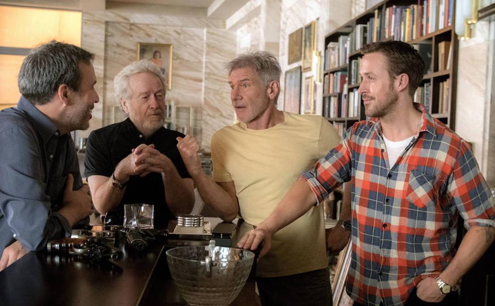 Villeneuve, Scott, Ford y Gosling, durante el rodaje de 'Blade Runner 2049'.