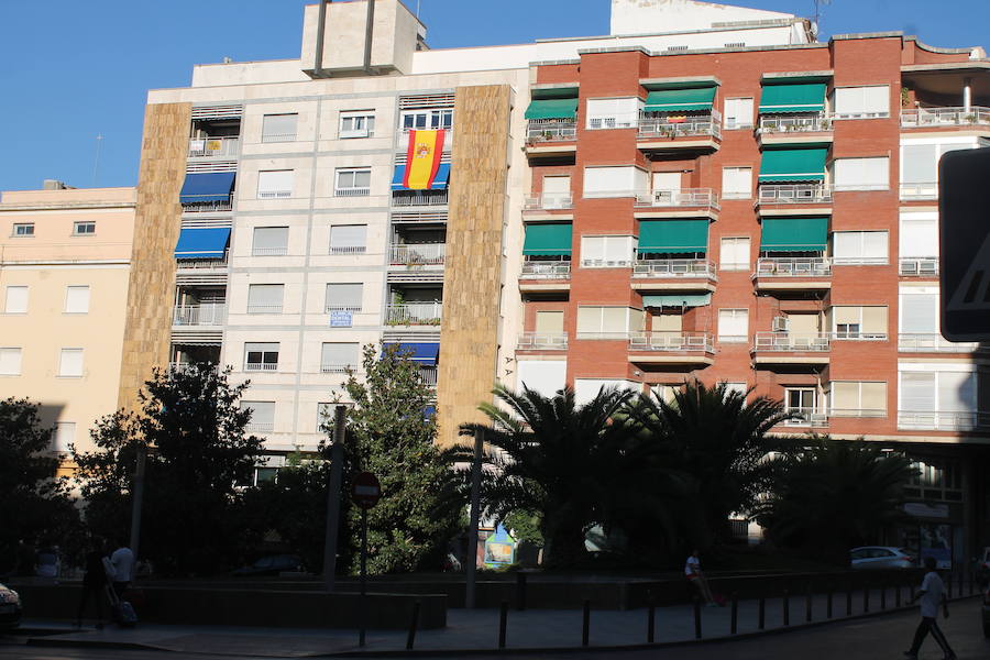 Muchos jienenses se 'adelantan' al alcalde, colocando la rojigualda en sus balcones y ventanas