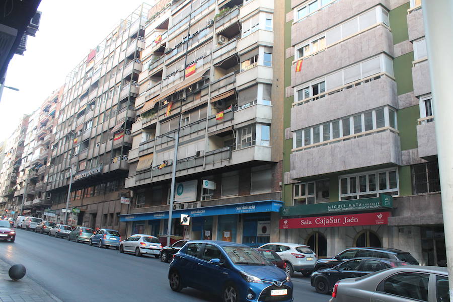 Muchos jienenses se 'adelantan' al alcalde, colocando la rojigualda en sus balcones y ventanas