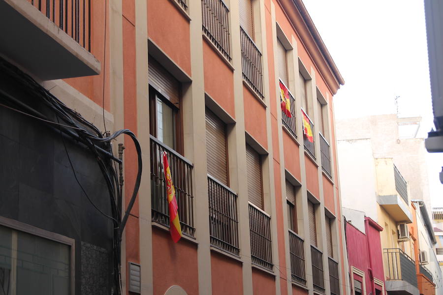 Muchos jienenses se 'adelantan' al alcalde, colocando la rojigualda en sus balcones y ventanas