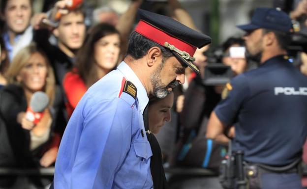 Josep Lluís Trapero (centro), abandona la Audiencia tras declarar.