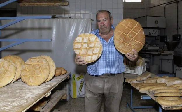 El panadero de Pinos del Valle viaja todos los días desde 1974 a Los Guájares para que no le falte el pan a sus clientes