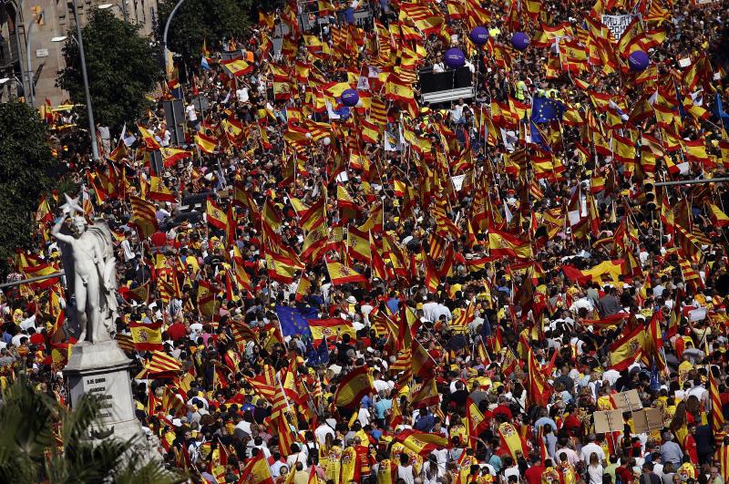 Miles de personas se conentran en la capital catalana para «recuperar la sensatez»