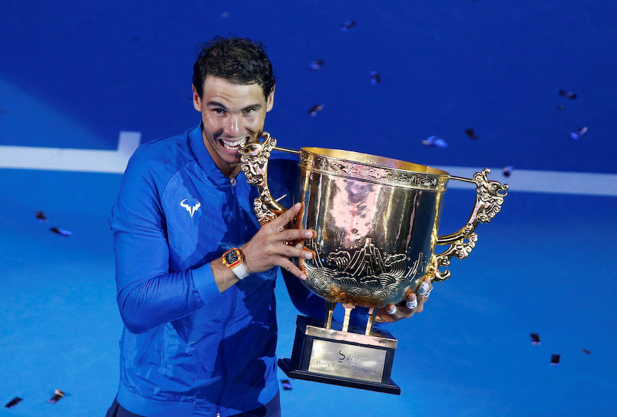 El tenista balear se hizo con el Abierto de China tras derrotar al australiano en dos sets (6-2 y 6-1), que significó su título número 75.