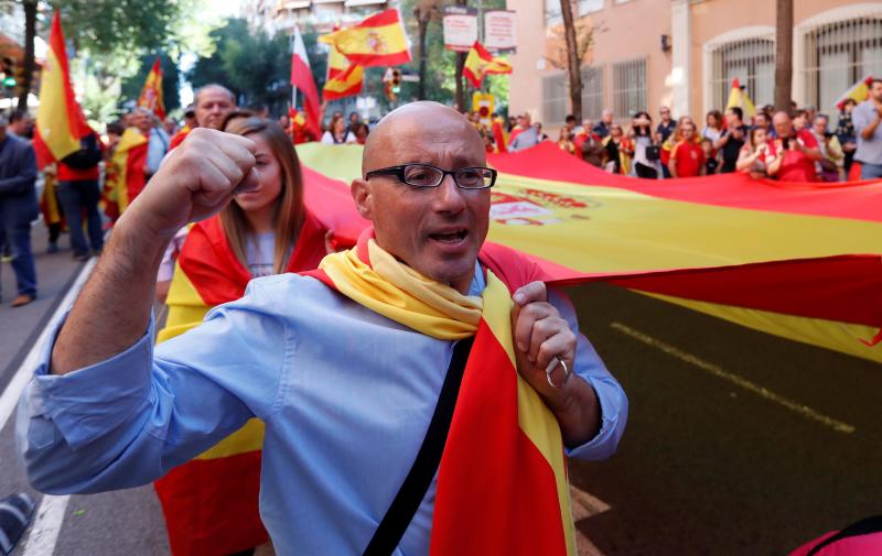 A partir de las 12:00 horas se concentran miles de personas en la capital catalana para «recuperar la sensatez»