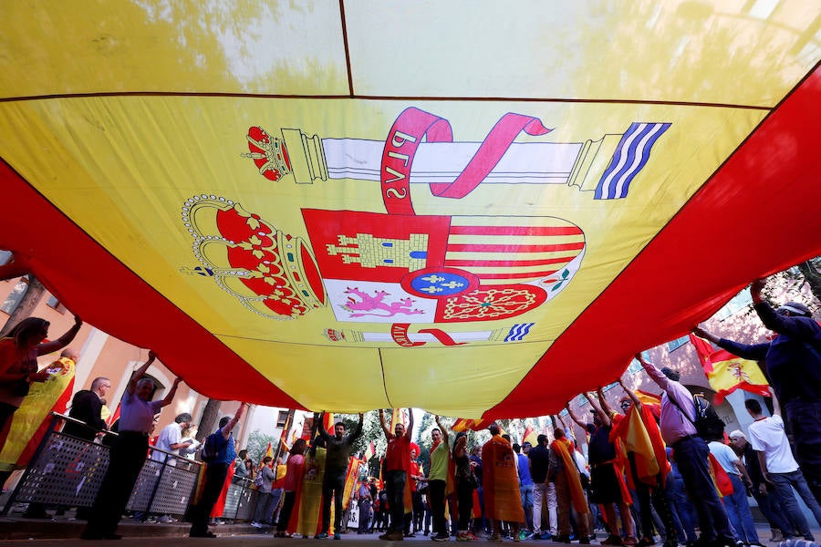 A partir de las 12:00 horas se concentran miles de personas en la capital catalana para «recuperar la sensatez»