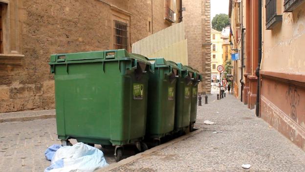 Las principales calles de la capital, afectadas por la basura en la vía pública.
