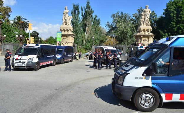 Imagen principal - Aledaños del Parlament catalán.