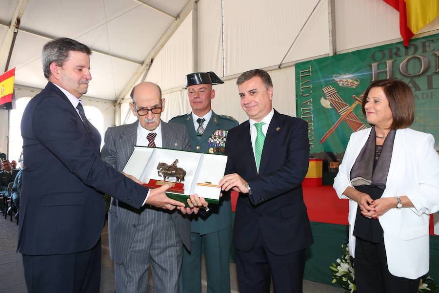 Los reconocimientos y el recuerdo a los guardias civiles desplazados a Cataluña ponen la emotividad en la festividad de la Benemérita