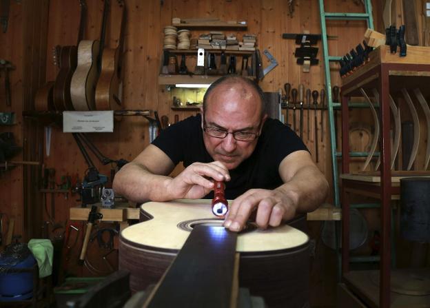 El luthier Daniel Gil de Avalle trabaja en una guitarra en su taller del barrio del Realejo.