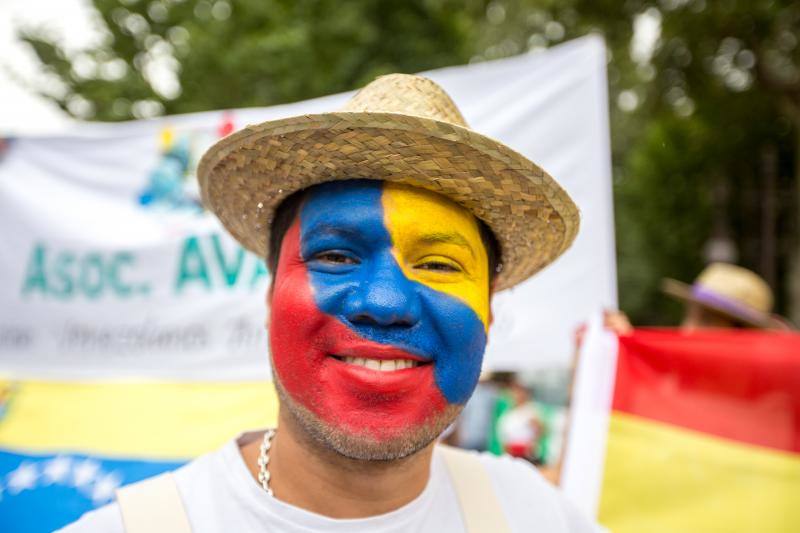 El desfile de culturas de América en la capital