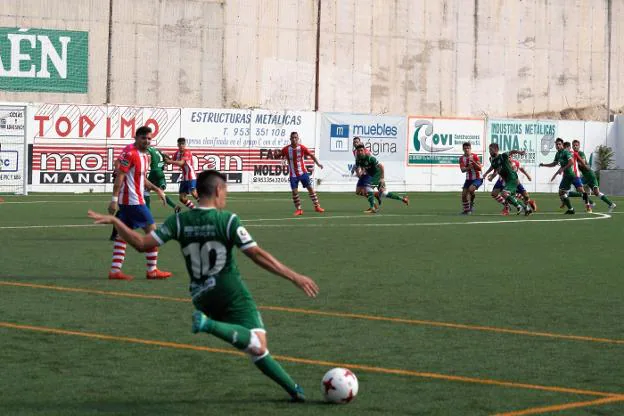 El balón parado fue una de las principales armas de los verdes en un nuevo derbi jienense. 