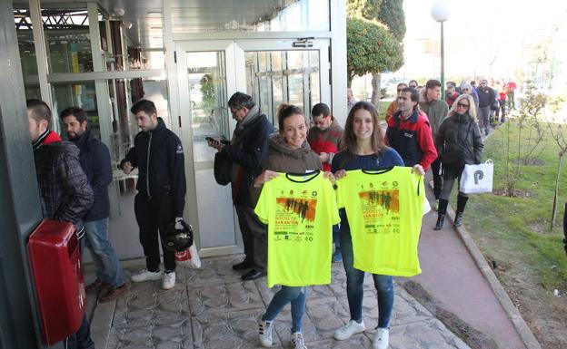 Jóvenes recogiendo su dorsal para la pasada edición.