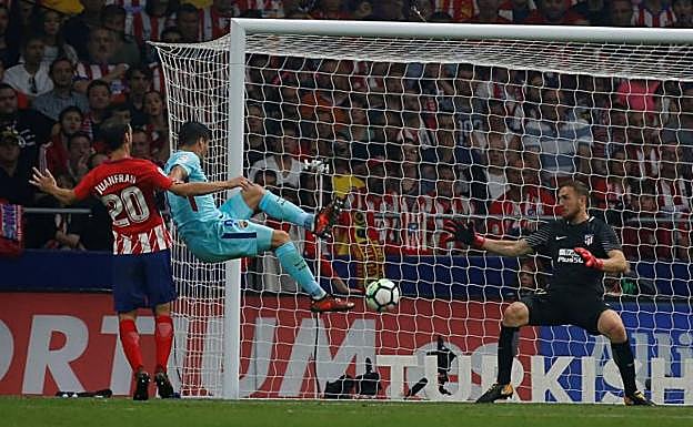 Luis Suárez marca el gol del Barça.